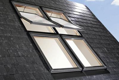 Fenêtre de toit semi-encastrée Designo R7 WTL WD de Roto pour toitures ardoisées
