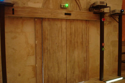Les portes automatiques DITEC donnent accès à ce délicieux château médiéval