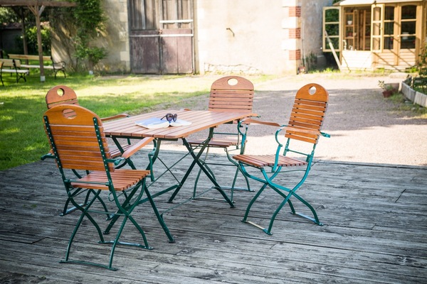 Salon de jardin FLORA table pliante rectangulaire + 4 fauteuils pliables en acacia